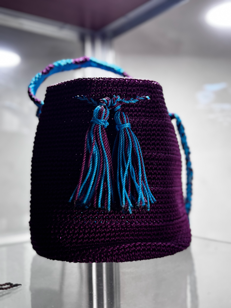 BOLSA TEJIDA A MANO MEDIANA MORADA
